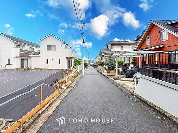前面道路含む現地写真『快適』は「家」と「街」と「環境」が調和した時に訪れるだと改めて感じさせてくれます。