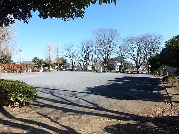住宅街の中にあり、子どもたちが遊べるカラフルな遊具が設置されています。