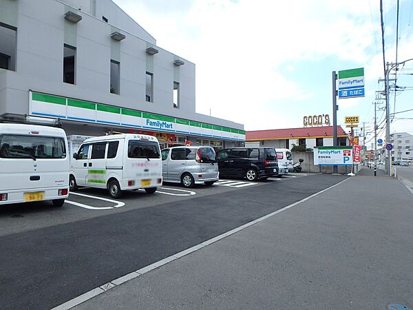 24時間営業。お弁当やお惣菜、パンなどをはじめ、生活用品、お酒、たばこなども取り揃えています。