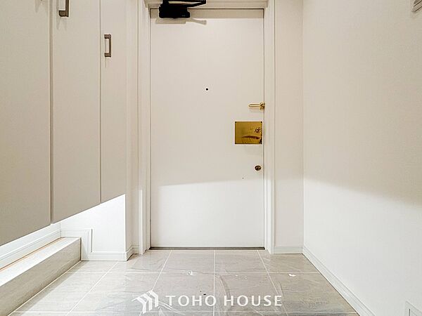 白を基調とし明るく開放感のある玄関。居住者の帰り、訪れる方を優しく迎えてくれます。