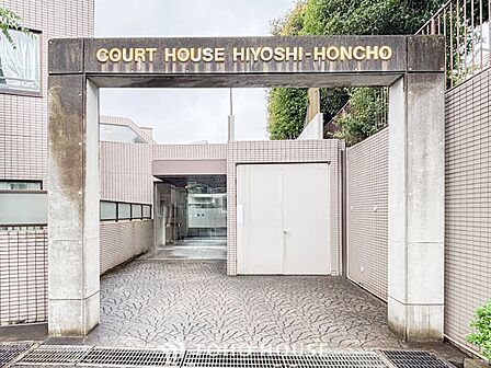 住まう誇らしさと安心感を演出する落ち着いた雰囲気のエントランス。