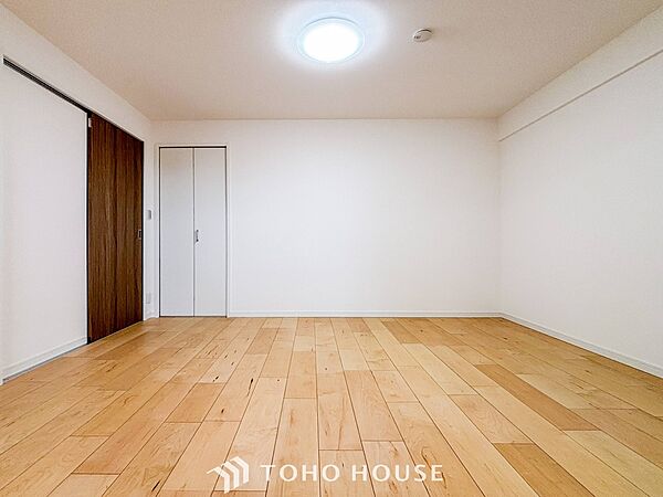 リビングに隣接した洋室。開け放してリビングと一体化してお使いいただくのもいいですね。