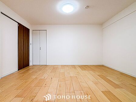 リビングに隣接した洋室。開け放してリビングと一体化してお使いいただくのもいいですね。