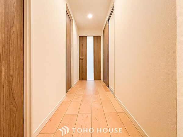 上質感漂う廊下。居住者の帰り、訪れる方を優しく迎え安らぎに満ちた生活空間を予感させます。
