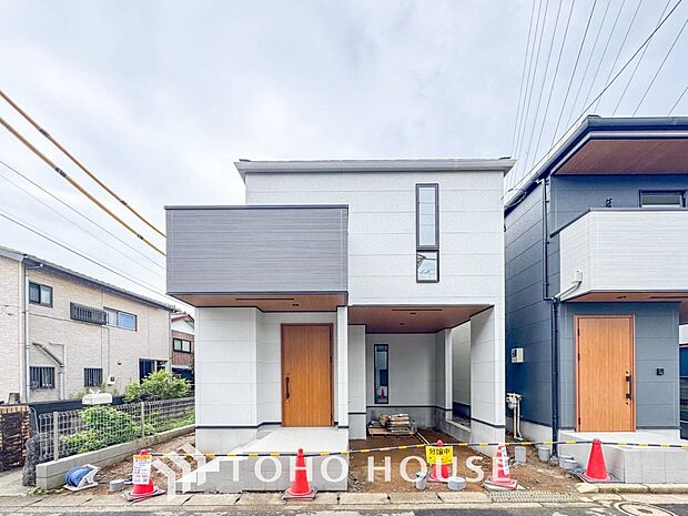 住む人や訪れる人やさしくエスコートする玄関アプローチ。