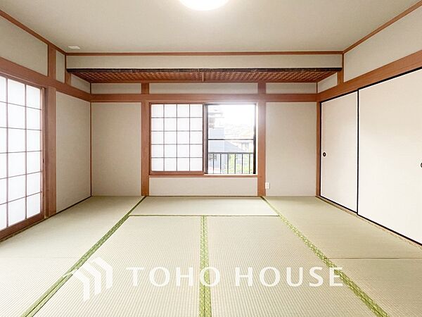 いぐさの香るしっとりと落ち着いた雰囲気の和室です。