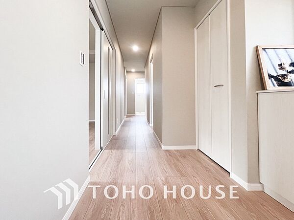 上質感漂う廊下。居住者の帰り、訪れる方を優しく迎え安らぎに満ちた生活空間を予感させます。