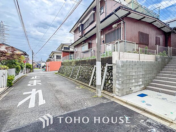 前面道路含む現地写真『快適』は「家」と「街」と「環境」が調和した時に訪れるだと改めて感じさせてくれます。