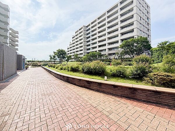 風を感じ青い空から太陽の恵みを感じる温もり溢れる佇まい。
