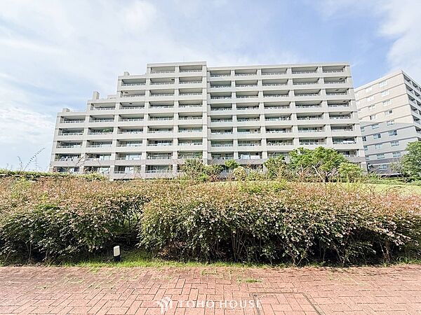 重厚感と統一感のある街並みを演出する外観デザイン。