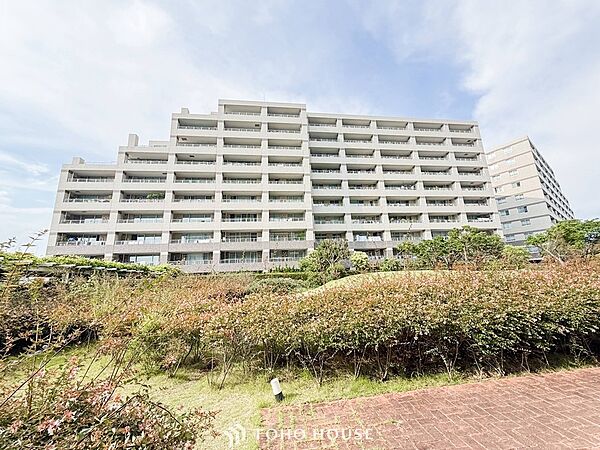 爽やかな青空の下に贅沢なほどに降り注ぐ陽光、豊かな居住性と、クオリティが見事に調和した住空間。