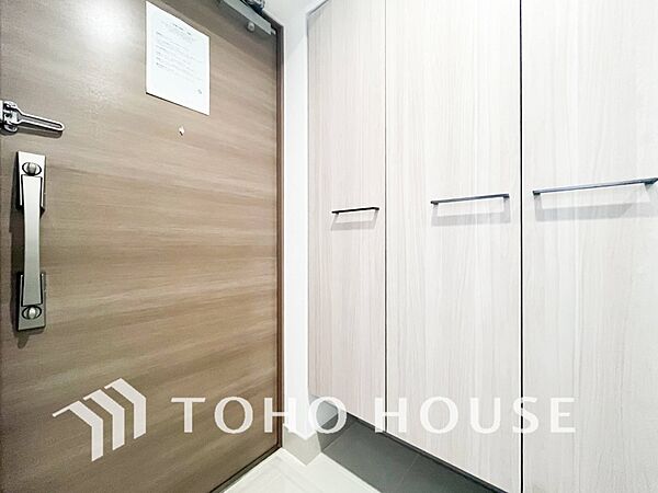落ち着いた色を基調としていて、明るく優しい玄関となっています。