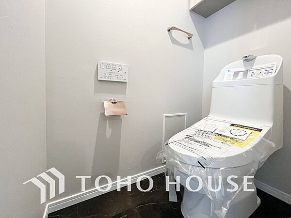 トイレはシンプルにホワイトで統一した温水洗浄付です。