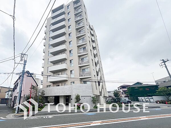 住む人を映し出す洗練された佇まいは、いつまでも輝き続けながらいつしか街の風景に溶け込んでいきます。
