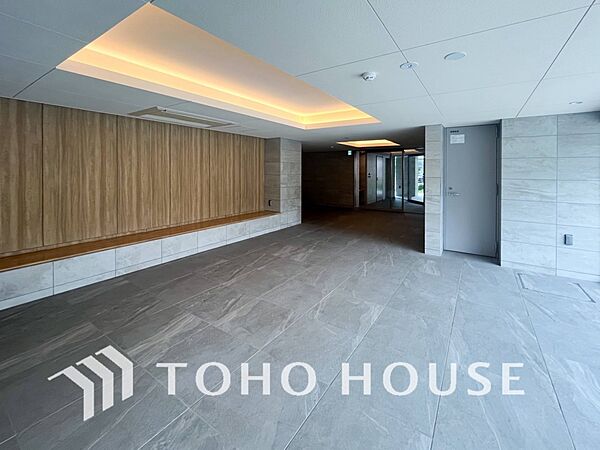 住まう誇らしさと安心感を演出する落ち着いた雰囲気のロビー。