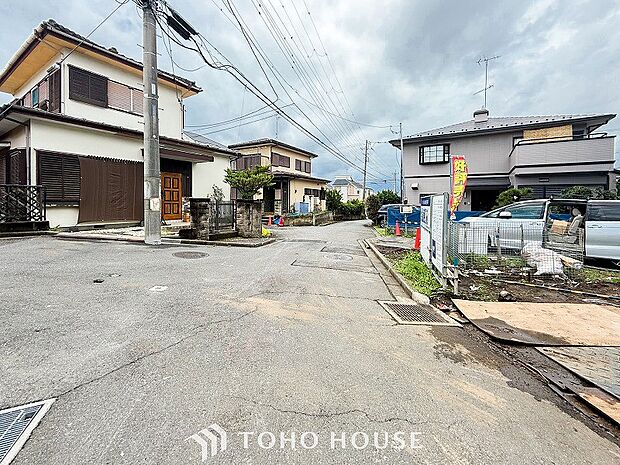 前面道路含む現地写真『快適』は「家」と「街」と「環境」が調和した時に訪れるだと改めて感じさせてくれます。