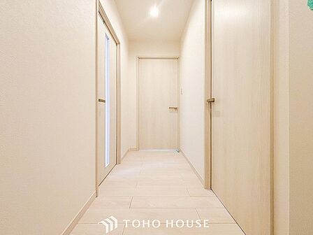 上質感漂う廊下。居住者の帰り、訪れる方を優しく迎える・安らぎに満ちた生活空間を予感させる。