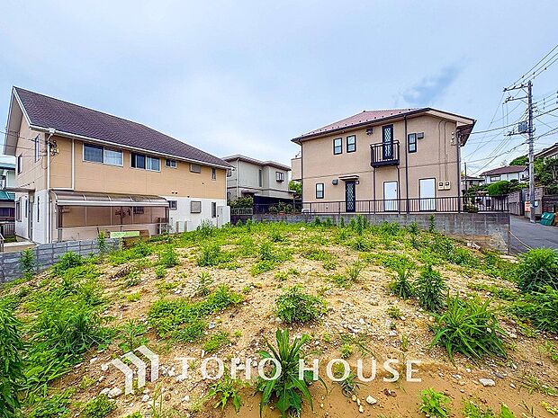 閑静な住宅街の陽当りに恵まれた土地。たくさんの想いが美しいカタチに彩られます。