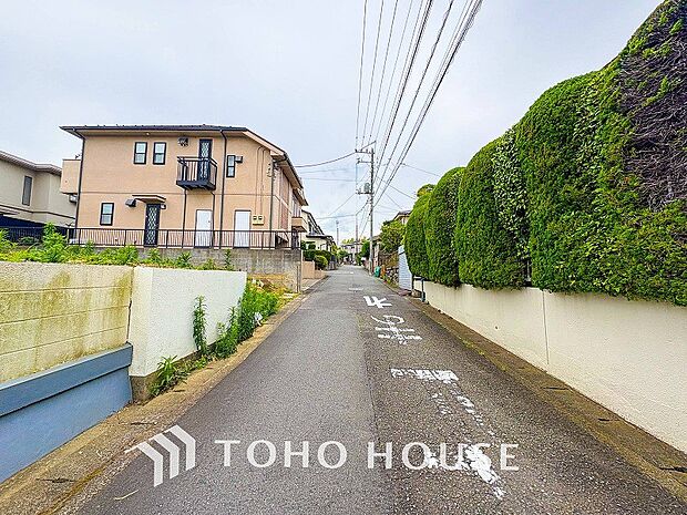 前面道路含む現地写真『快適』は「家」と「街」と「環境」が調和した時に訪れるだと改めて感じさせてくれます。