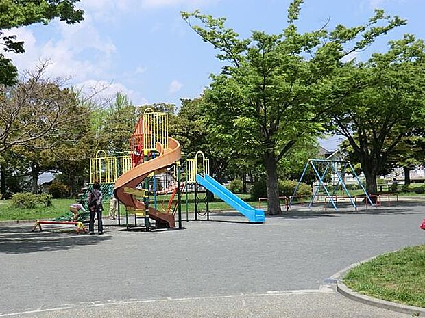 お子様が楽しく遊べる複合遊具のある公園。健康遊具も何種類かあり、世代を問わず親しめる公園です。