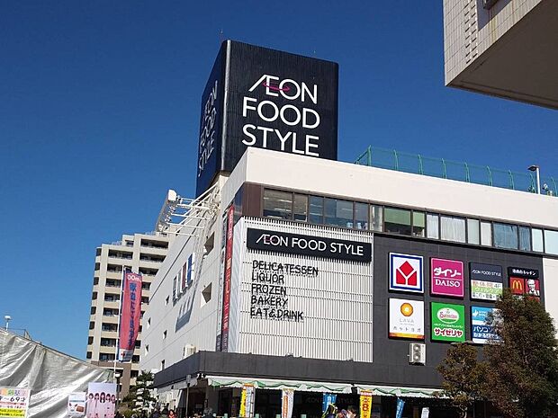 駅直結で便利なスーパー。食料品フロア、フードコート・日用品フロア、ファッションとライフスタイルのフロアの他家電などの専門店も入っています。