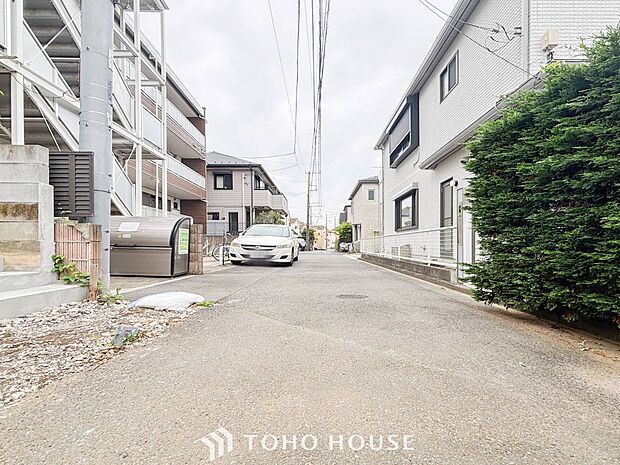 前面道路含む現地写真『快適』は「家」と「街」と「環境」が調和した時に訪れるだと改めて感じさせてくれます。