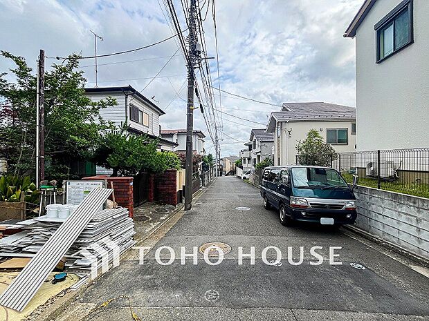 前面道路含む現地写真『快適』は「家」と「街」と「環境」が調和した時に訪れるだと改めて感じさせてくれます。