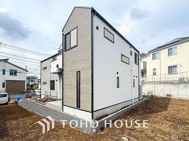 住む人を映し出す洗練された佇まいは、いつまでも輝き続けながらいつしか街の風景に溶け込んでいきます。