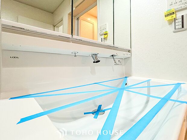 洗面台・洗面所三面鏡裏収納には化粧品や洗面用品類をすっきり整理できます。