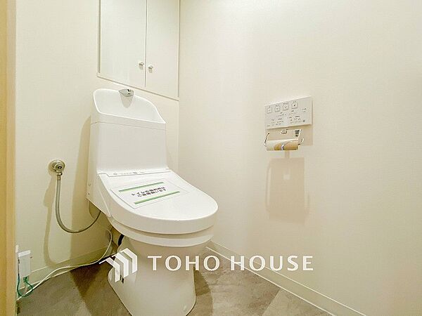 トイレはシンプルにホワイトで統一した温水洗浄付です。