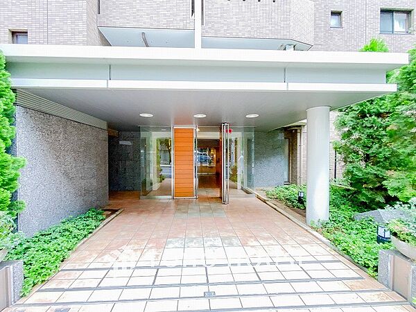 プライベート感が高まる、居住者を優しく迎え入れてくれるエントランス。