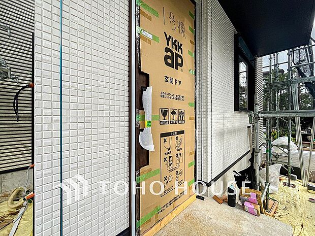 住まいの顔となる玄関は、落ち着きと華やぎの満ちた空間に。