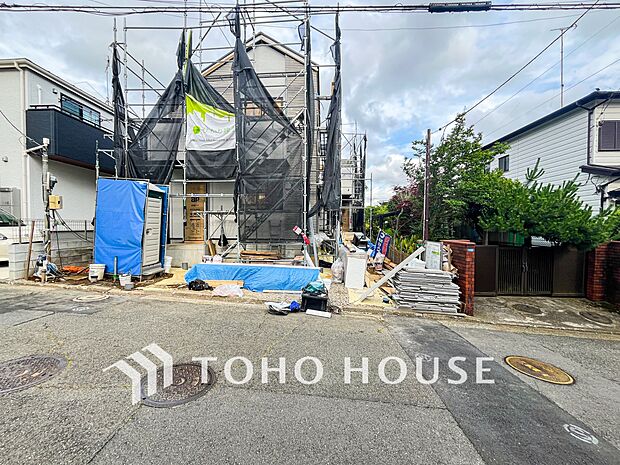 落ち着きのある閑静な住宅街に佇む邸宅。きっとここからご家族のかけがえのない想い出が作られることでしょう。