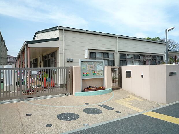 ひとりひとりの個性を大切にし、暖かく気持ちに寄り添いながら健やかな育ちを支えます。入園していない子育て中の親子にも子育て支援を行っています。