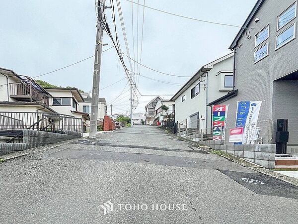 前面道路含む現地写真『快適』は「家」と「街」と「環境」が調和した時に訪れるだと改めて感じさせてくれます。