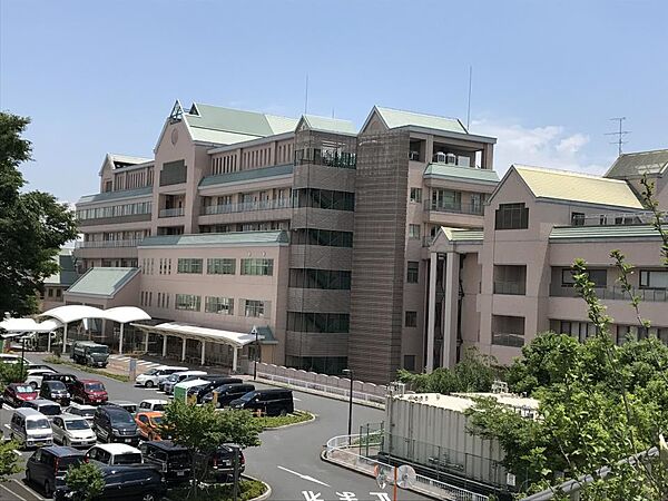 とても静かで広く、キッズスペースもあり、折り紙コーナー、図書室などがある。こどものための心強い病院。