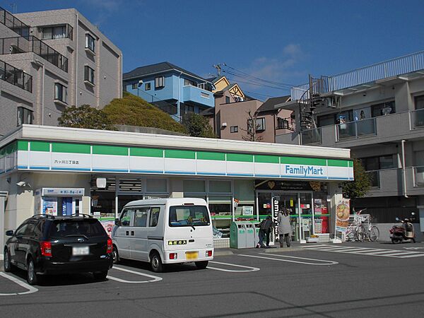 24時間営業ですので、急な買い物に便利です。駐車場もあります。
