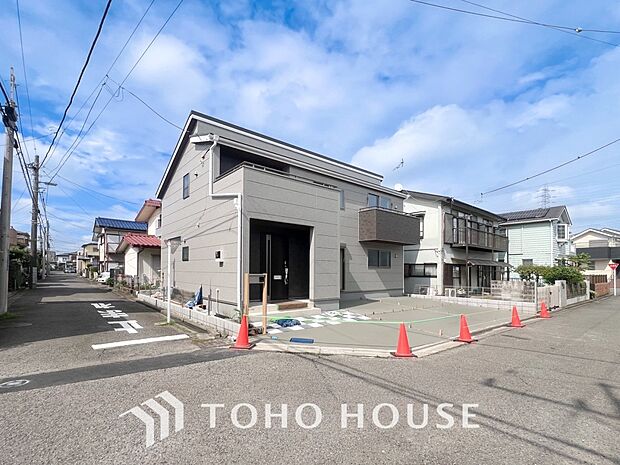 住む人や訪れる人やさしくエスコートする玄関アプローチ。