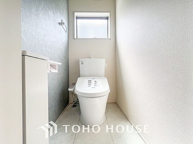 トイレはシンプルにホワイトで統一した温水洗浄付です。
