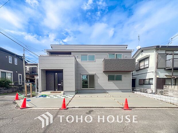 爽やかな青空の下に贅沢なほどに降り注ぐ陽光、豊かな居住性と、クオリティが見事に調和した住空間。