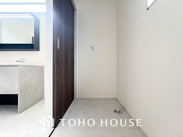 洗濯機を配置しても十分なスペースを確保しております。