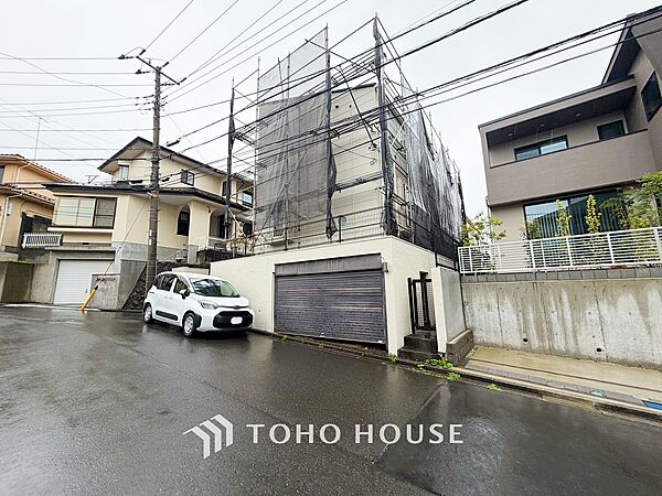 前面道路含む現地写真『快適』は「家」と「街」と「環境」が調和した時に訪れるだと改めて感じさせてくれます。