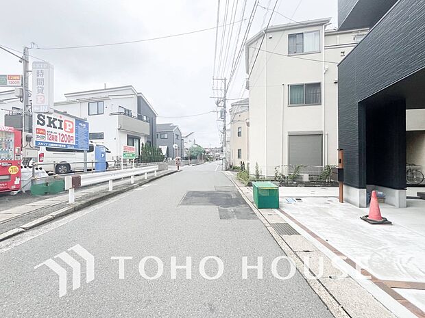 前面道路含む現地写真『快適』は「家」と「街」と「環境」が調和した時に訪れるだと改めて感じさせてくれます。