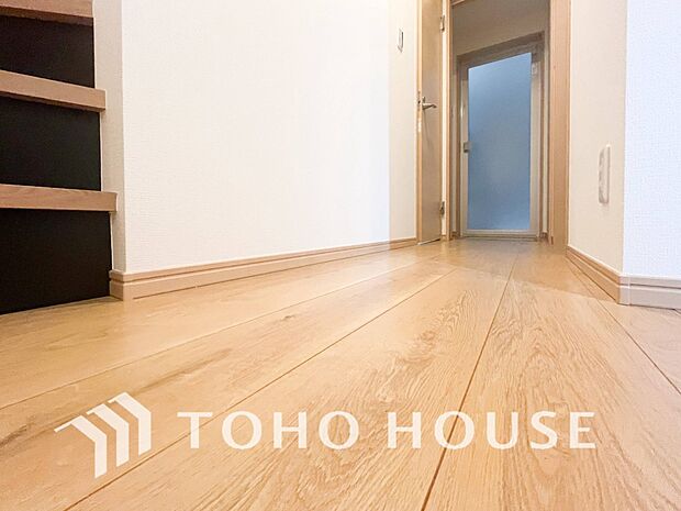 上質感漂う廊下。居住者の帰り、訪れる方を優しく迎える・安らぎに満ちた生活空間を予感させる。
