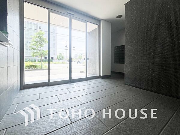 シャープでスタイリッシュなデザインが印象的な洗練の住まい。居住者を温かく迎えてくれる。