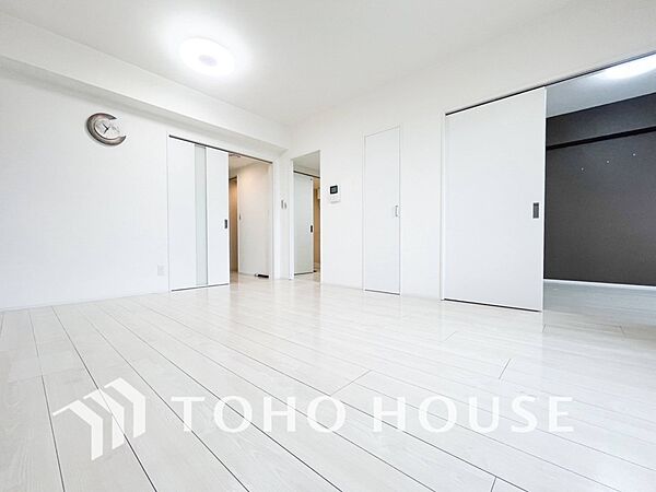 家族みんなが爽やかに健やかに過ごせるように、溢れる光をたっぷり取り込んだリビングダイニング。