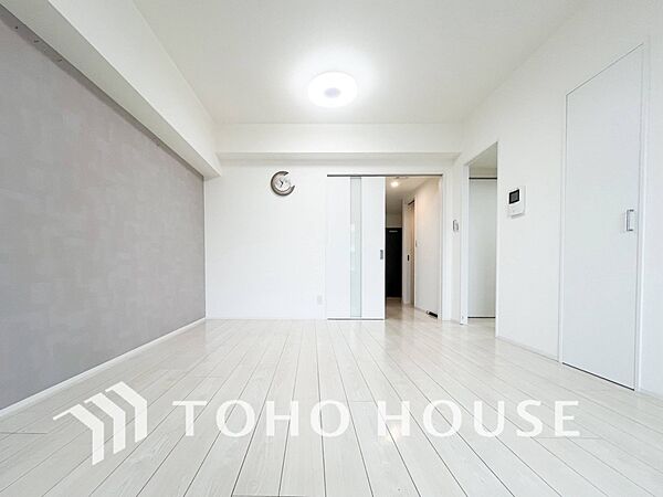 自然と家族が集う、開放感のある明るいダイニング。
