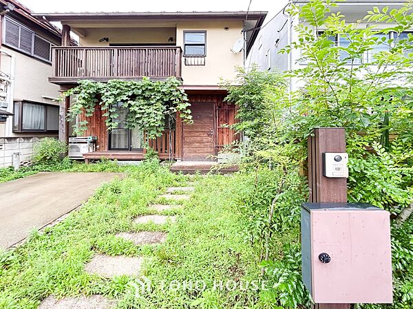 住む人や訪れる人やさしくエスコートする玄関アプローチ。