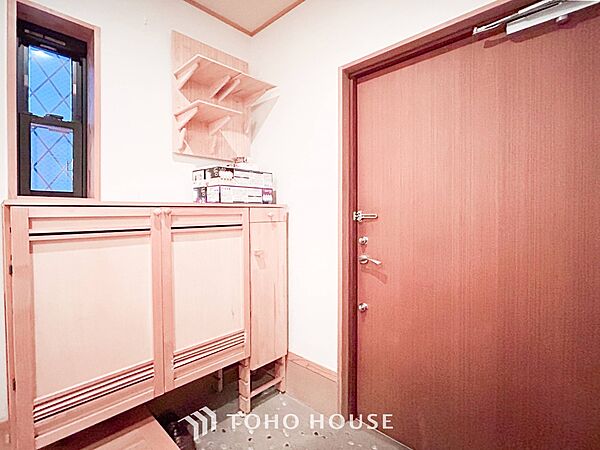 居住者の帰り、訪れる方を優しく迎えてくれる開放感のある玄関。