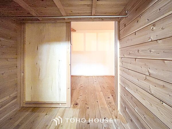 衣類だけでなく大きな荷物も収納でき、お部屋がすっきりします。